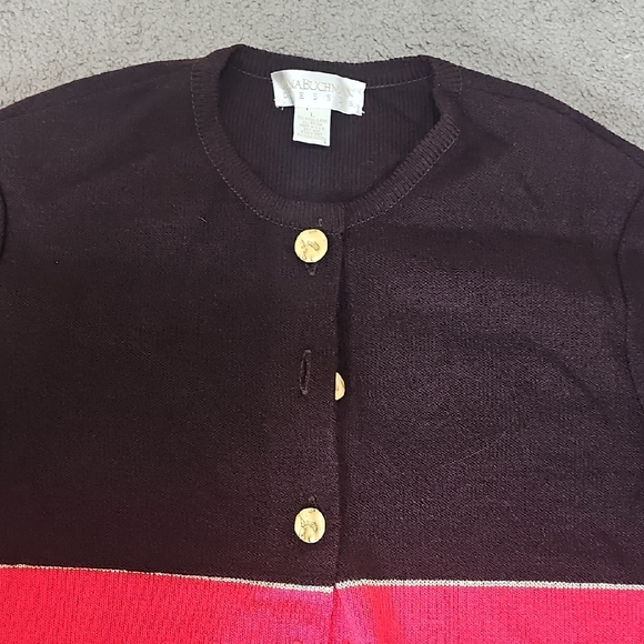 Elegant Color Block Dress with Gold Accents - Picture 7 of 8